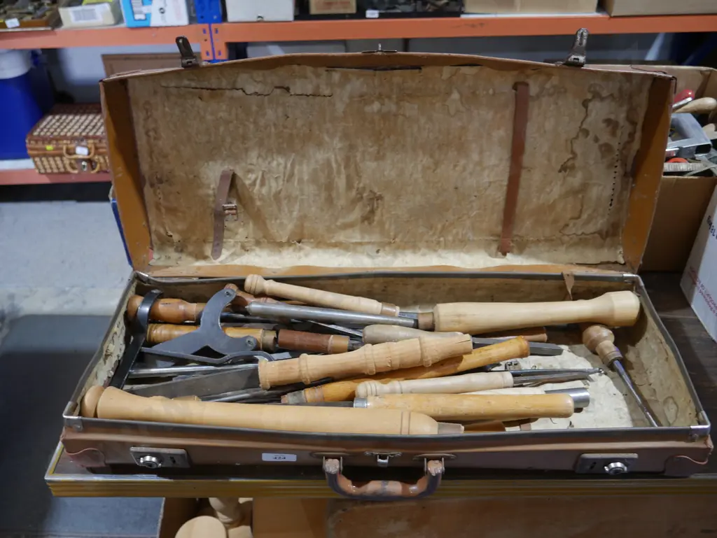 Assorted chisels etc Image 1++