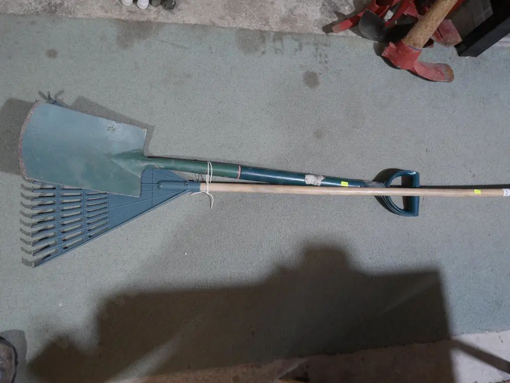 Leaf rake in spade Image 1++