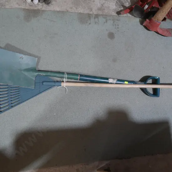 Leaf rake in spade