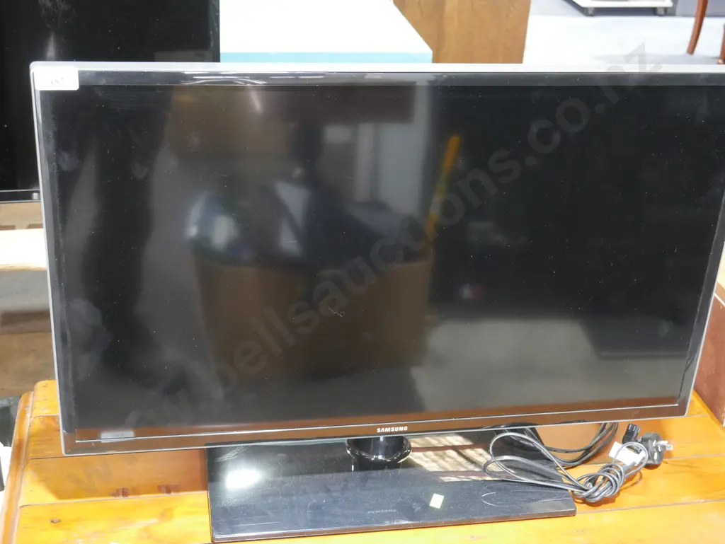 Samsung 32-in TV Image 1++