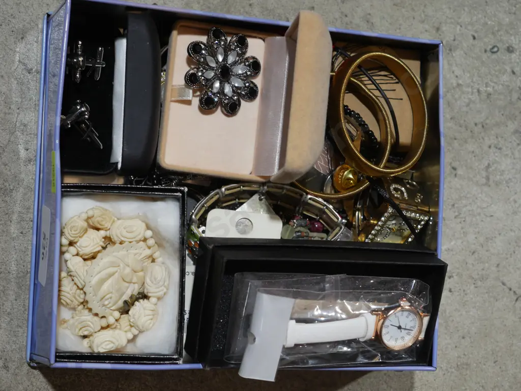 Costume jewellery and watches Image 1++