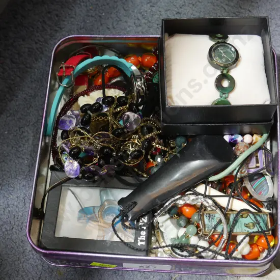 Assorted jewellery