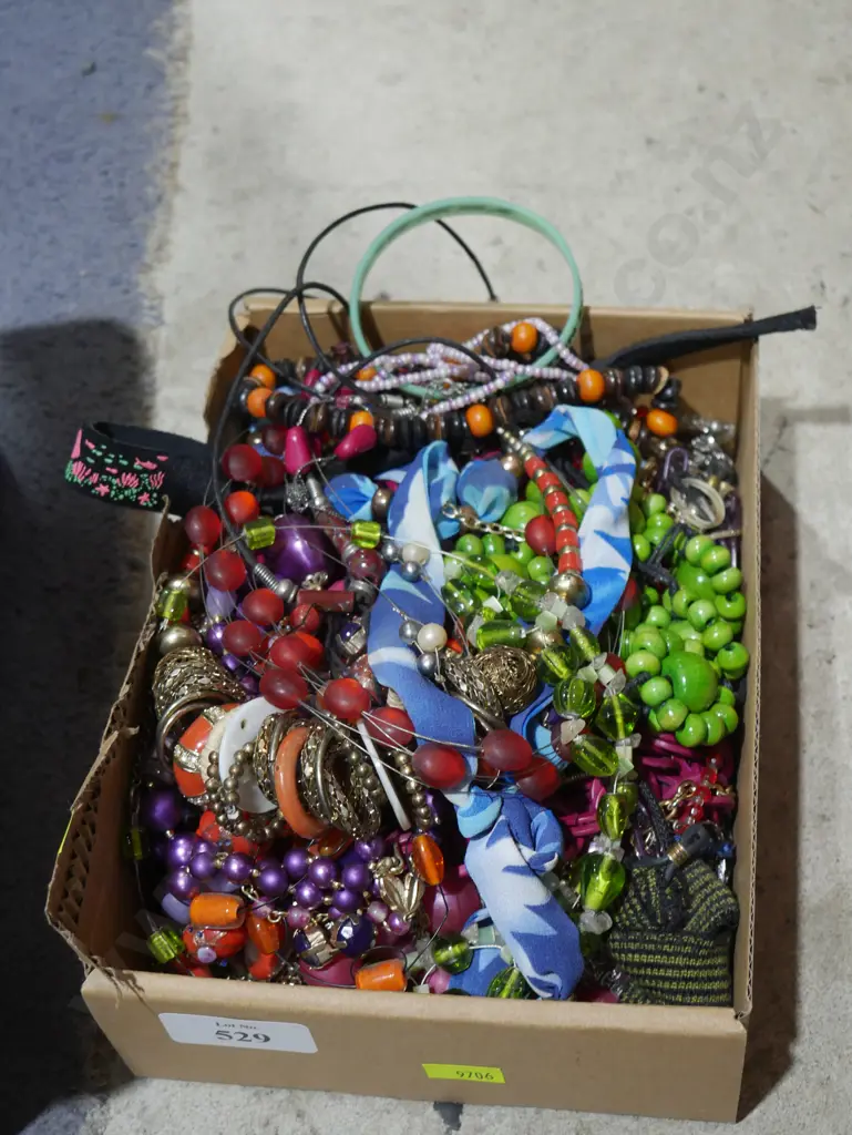 Costume jewellery Image 1++