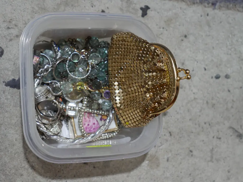 Costume Jewellery, small purse Image 1++