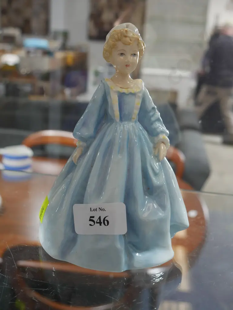 Royal Worcester figurine "Grandmothers dress" Image 1++