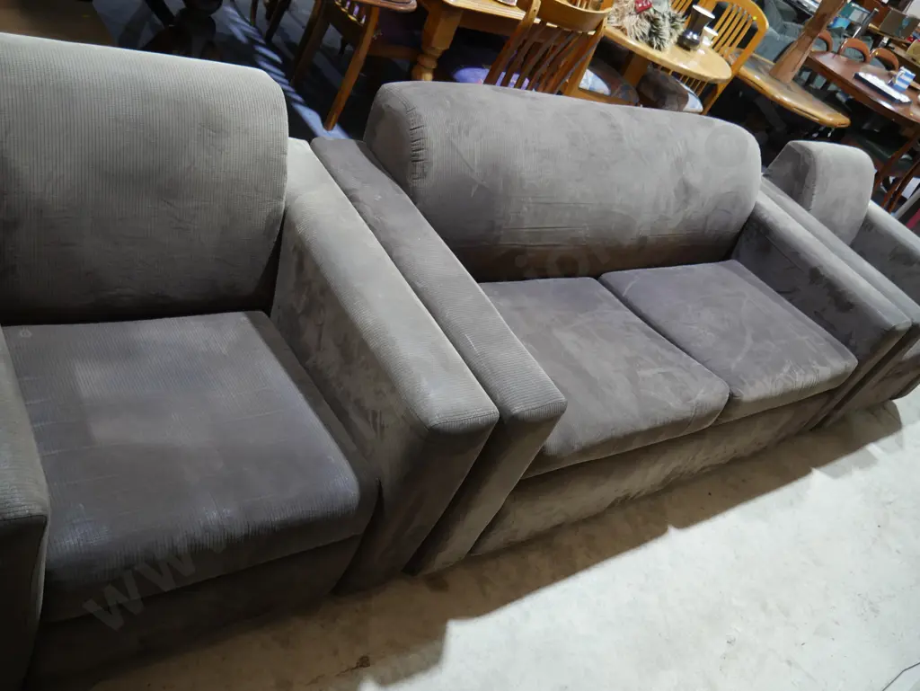 Three piece lounge suite Image 1++