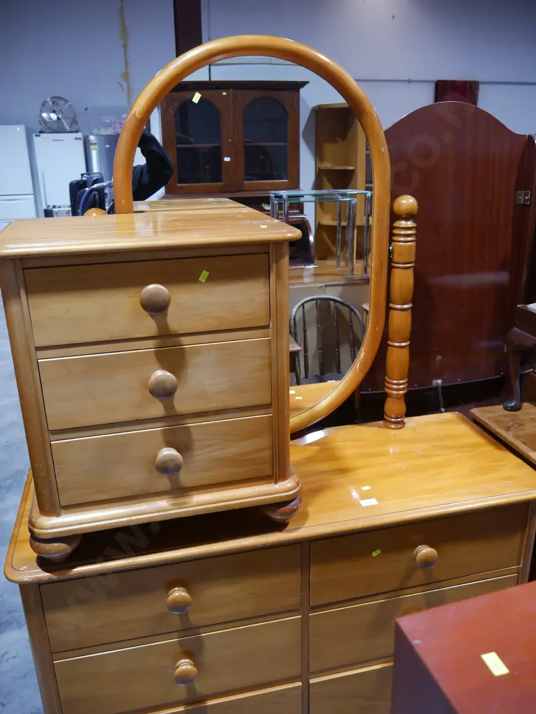 Dressing table and bedside drawers Image 1++