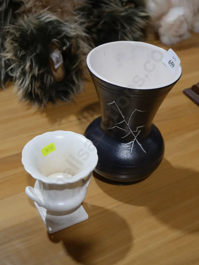 Crown  Lynn vases Image 1++