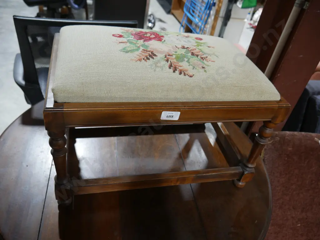 Stool Image 1++