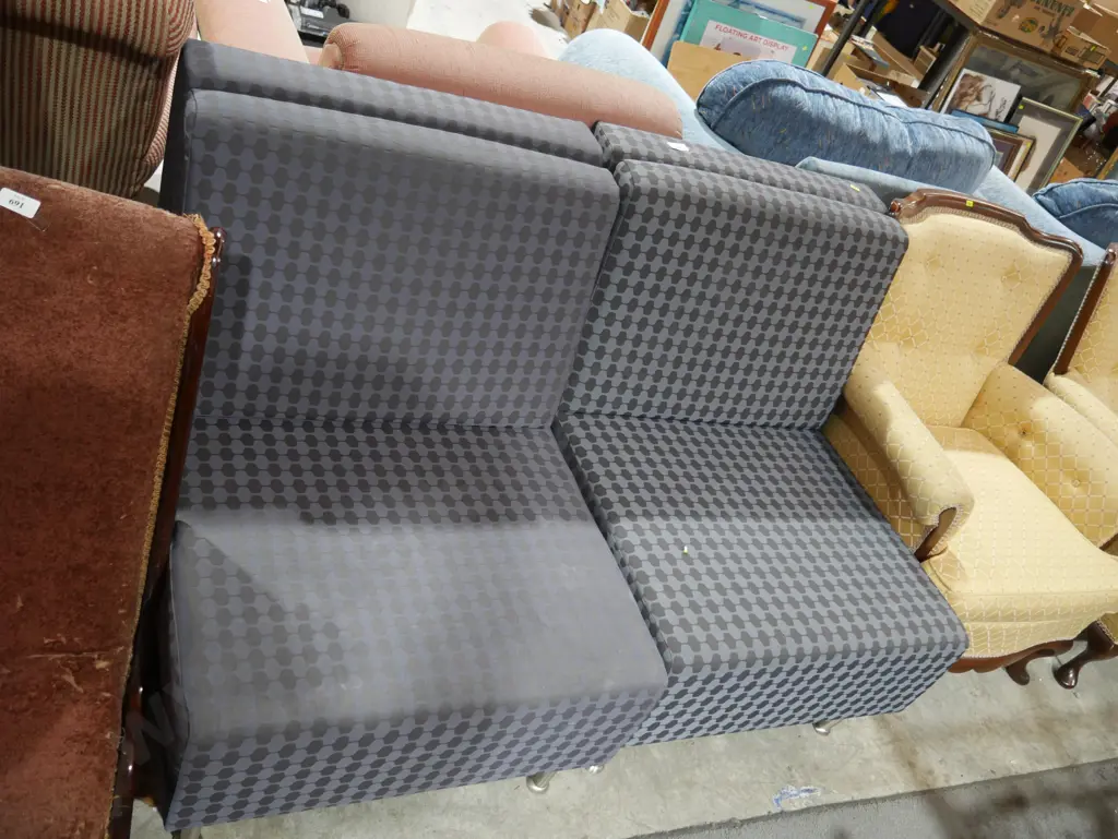 2 lounge chairs Image 1++