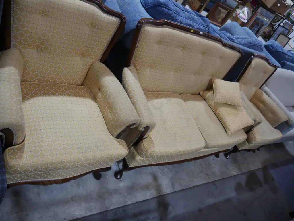 Three piece lounge suite Image 1++