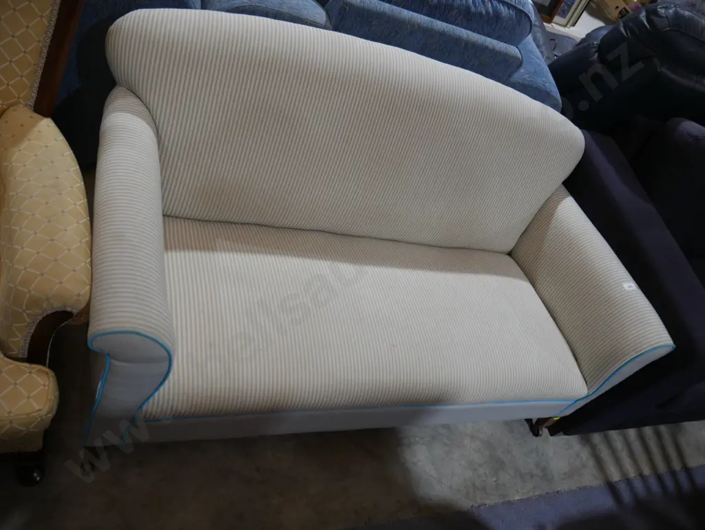 Sofa Image 1++