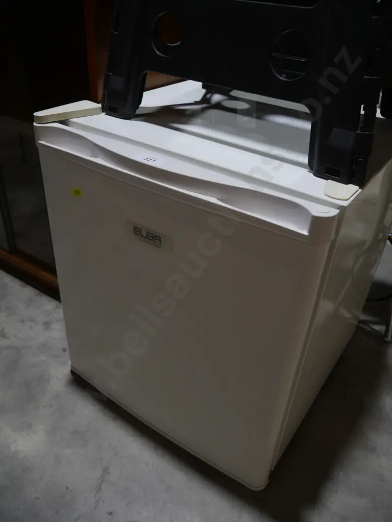 Fisher & Paykel mini fridge Image 1++
