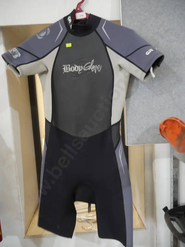 Youth size 14 body glove wetsuit Image 1++