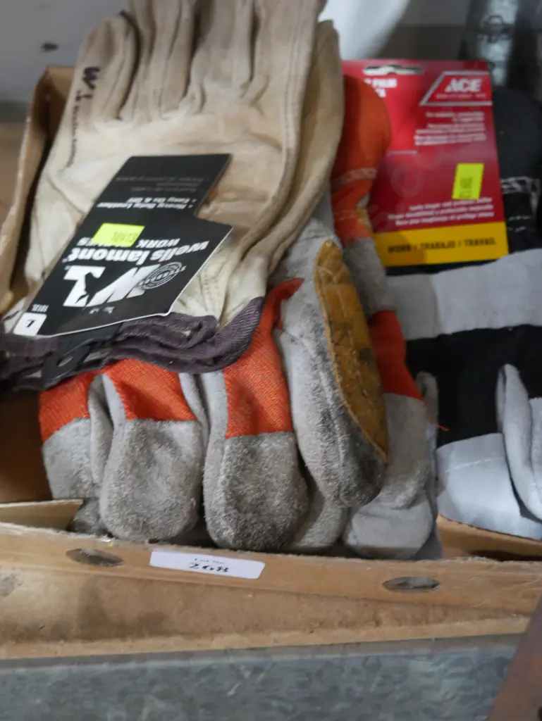 Assorted work gloves Image 1++