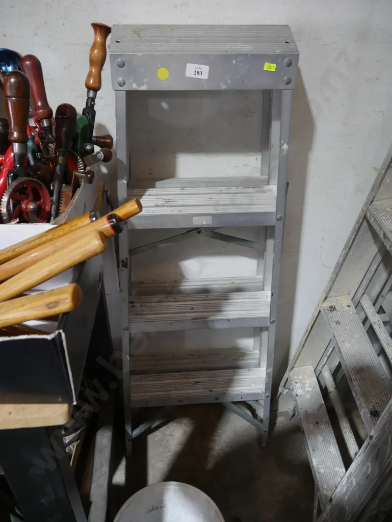 Step ladder Image 1++