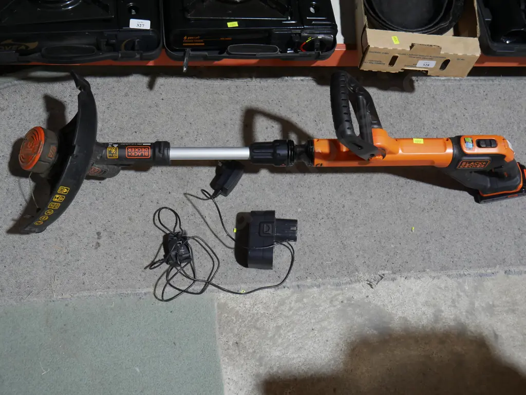 Black and Decker battery powered weed trimmer Image 1++