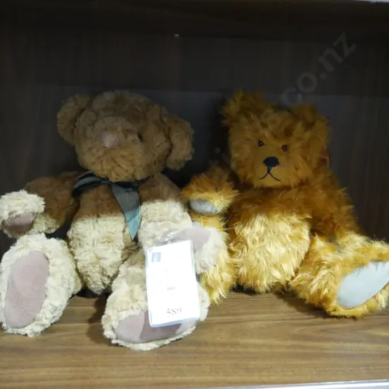 2 teddy bears