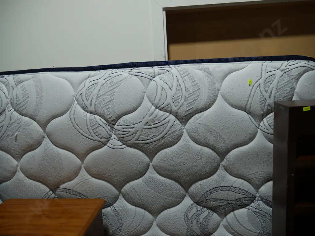 Queen bed Image 1++