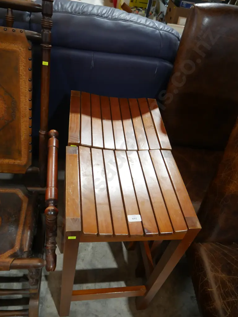 2 bar stools Image 1++