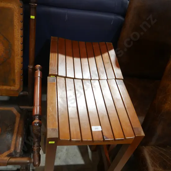 2 bar stools