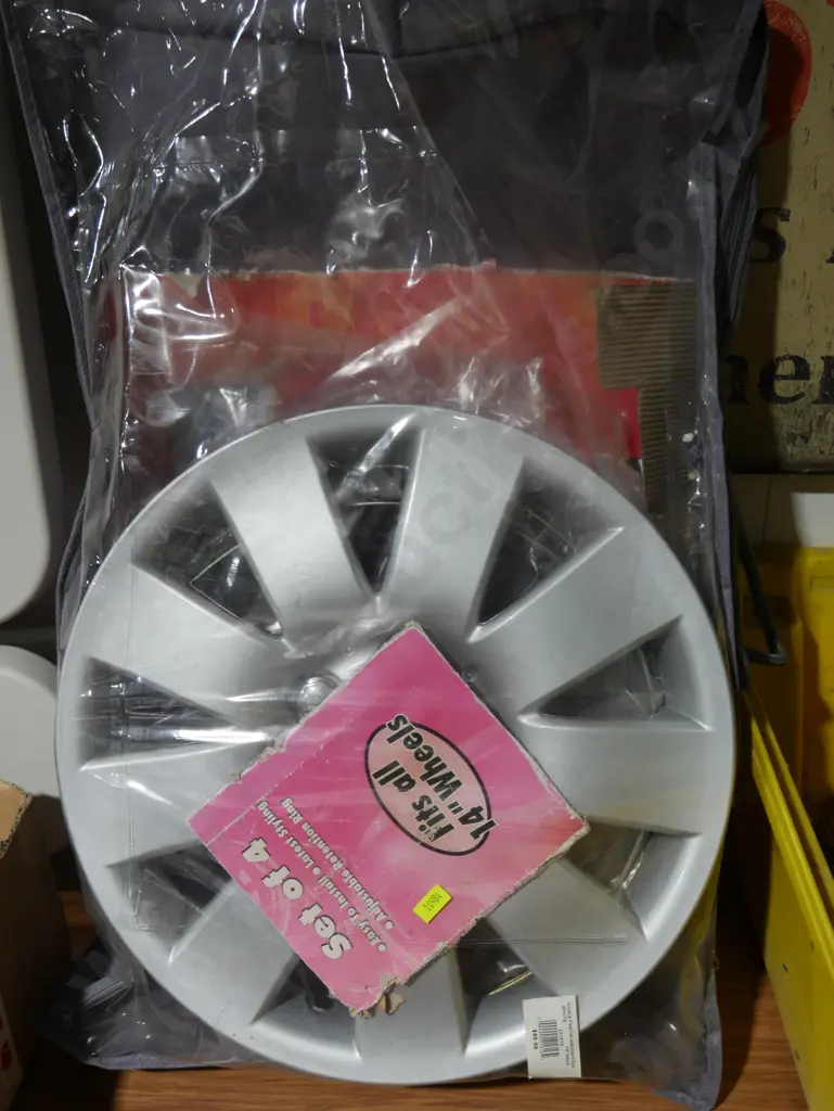 Set of 4 hub caps 14" Image 1++