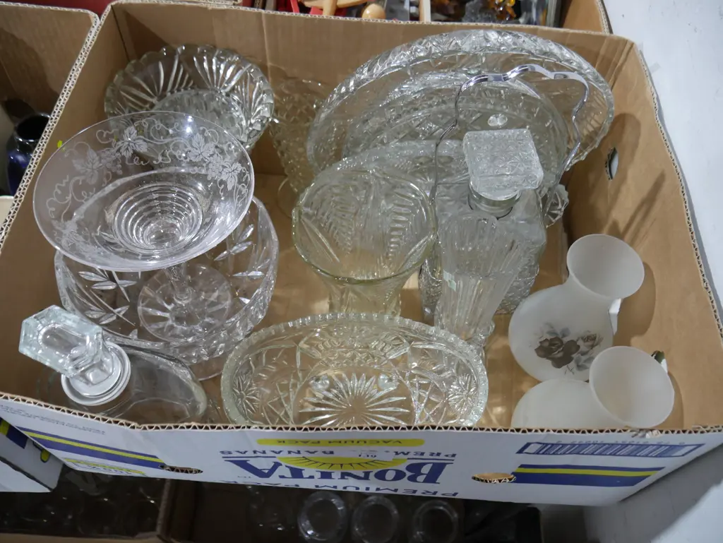 Box of glassware Image 1++