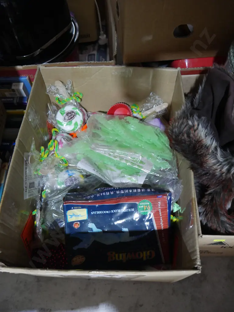 Glowing crocodiles, decorations etc Image 1++