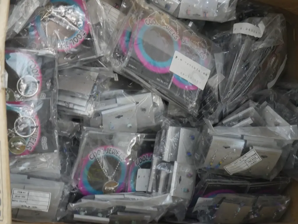 Box of keychains etc Image 1++