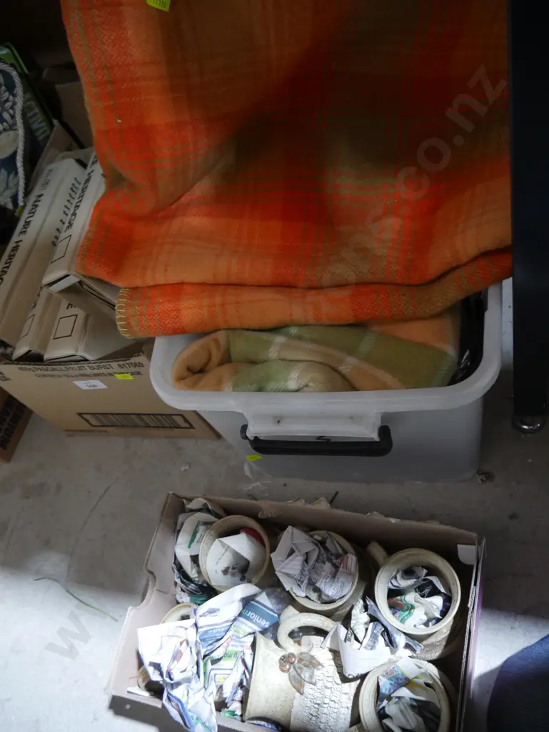 Woolen blankets, curtain, pottery jugs Image 1++