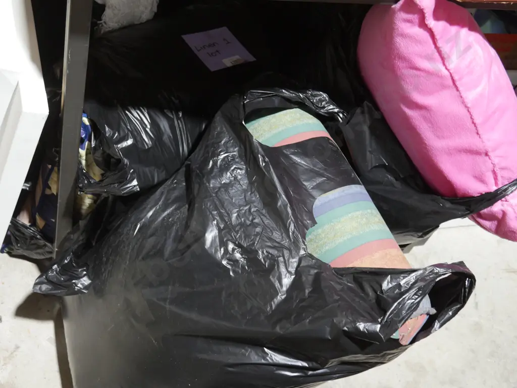 6 bags linen, cushions Image 1++