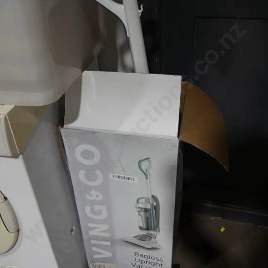 Upright bagless vacuum cleaner