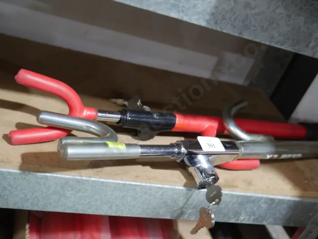 2 steering wheel locks Image 1++