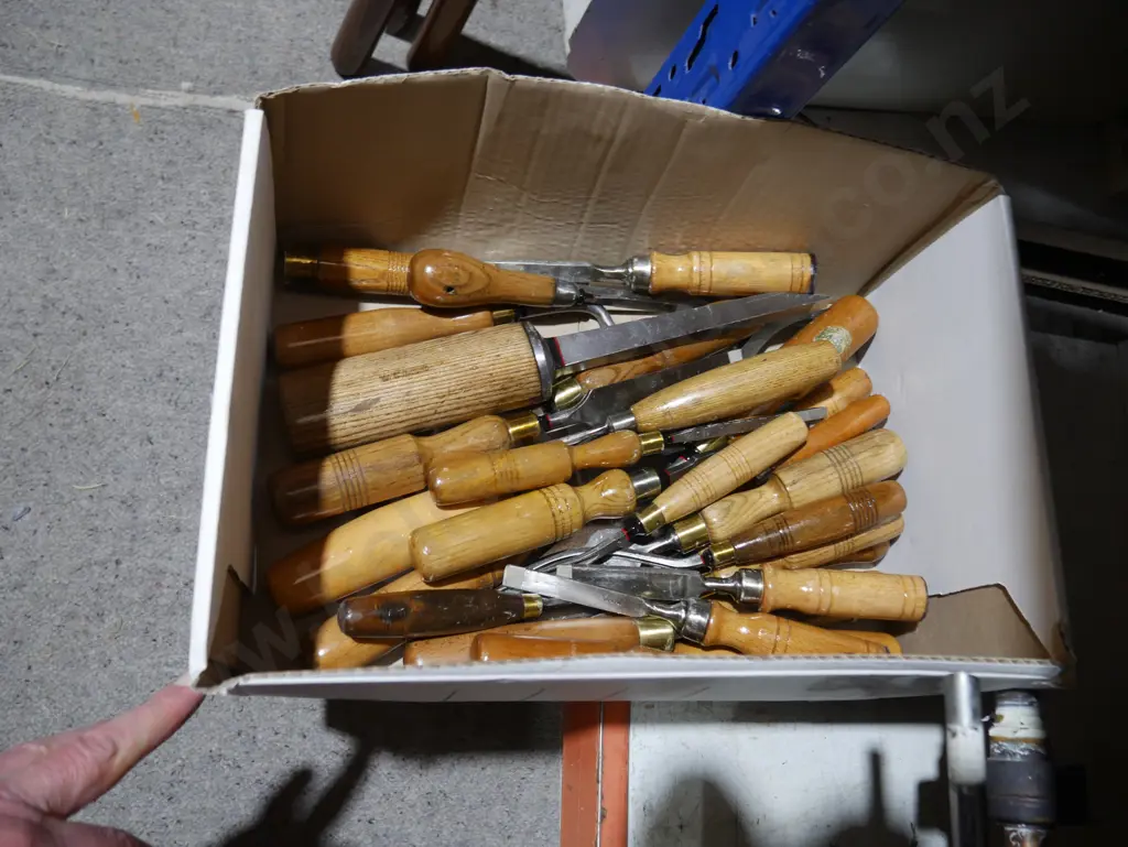 Assorted chisels Image 1++