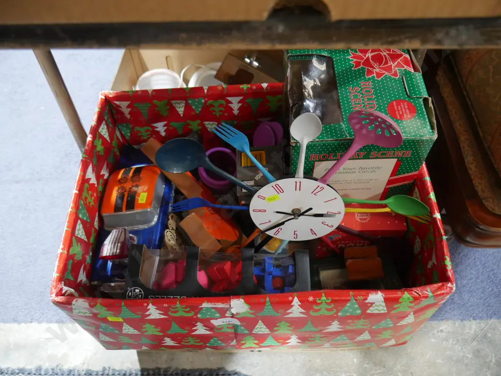 Toys, clock, singing Santa etc Image 1++