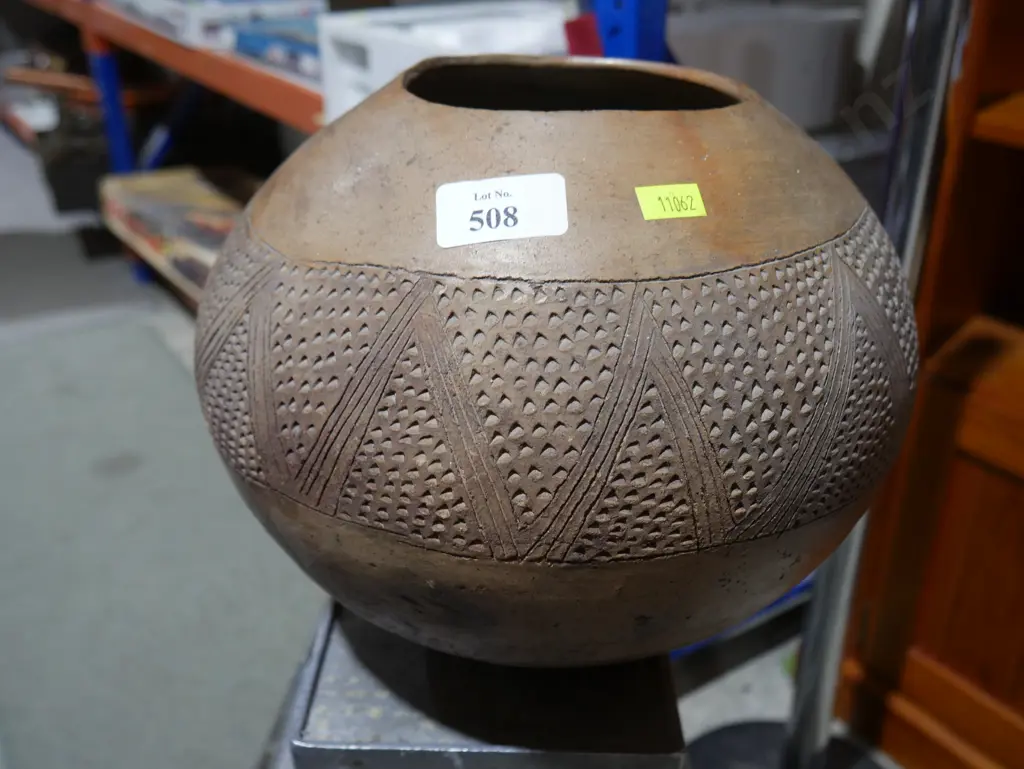 Pottery vase Image 1++