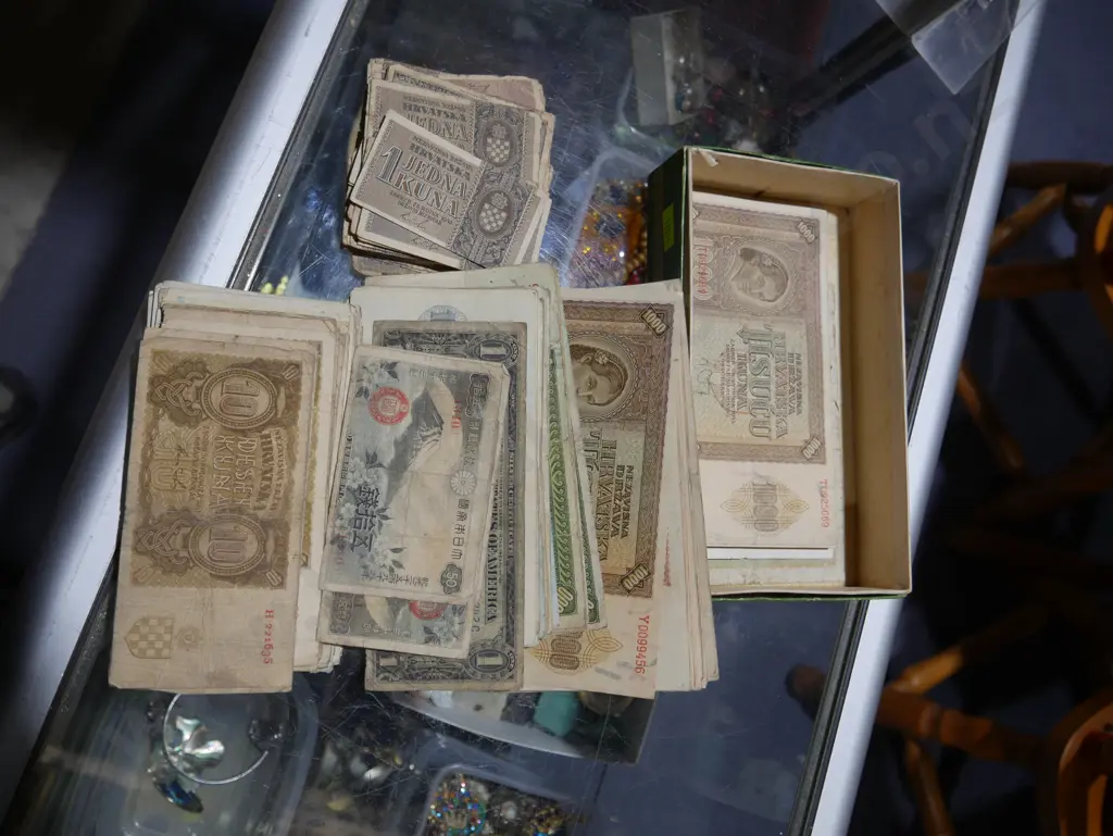 Old bank notes Image 1++