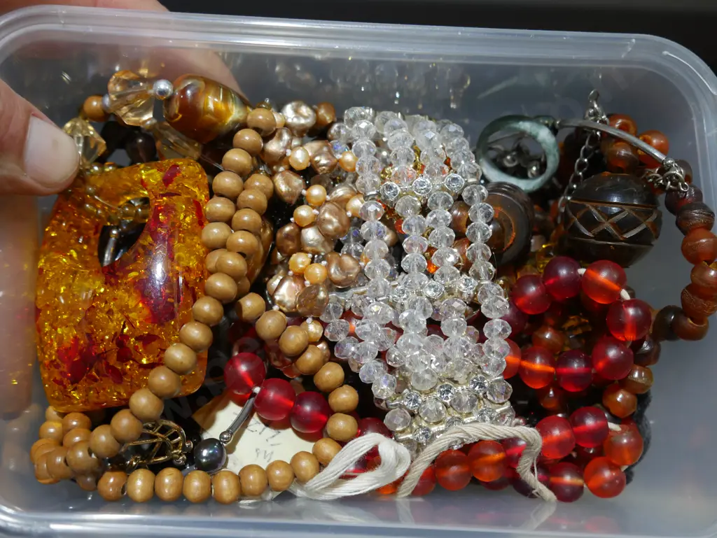 Costume jewellery Image 1++