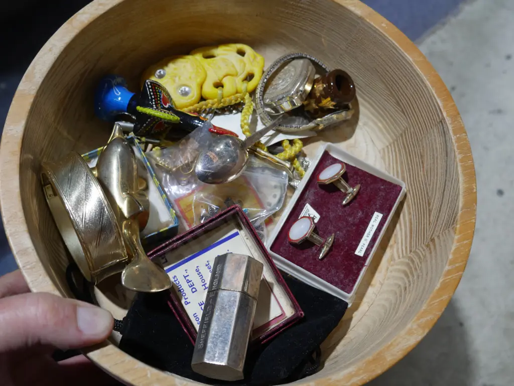 Wooden bowl and knick knacks Image 1++