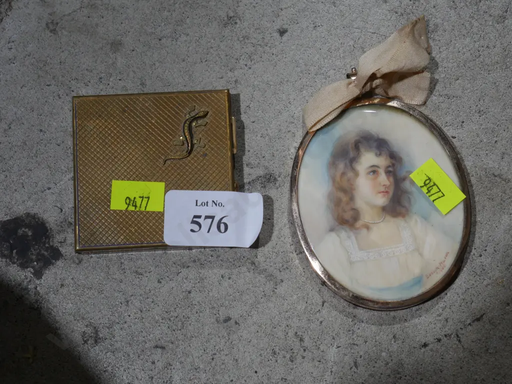 Ladies compact and a Victorian portrait miniature Image 1++