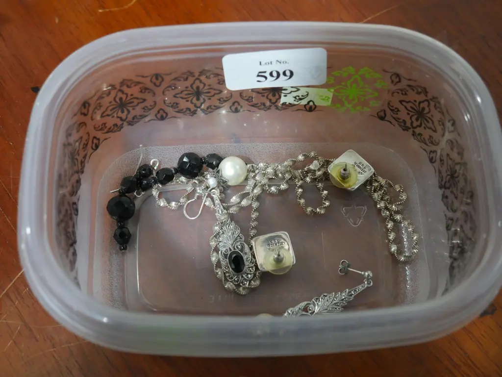 Costume jewellery Image 1++