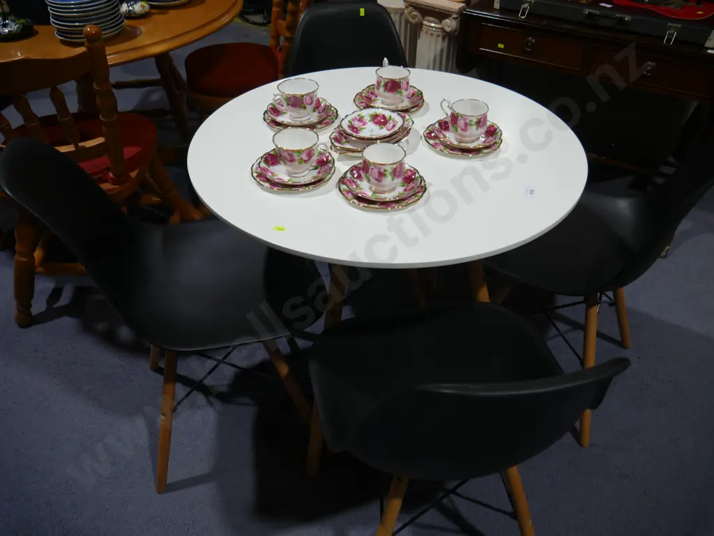 Table and four chairs Image 1++