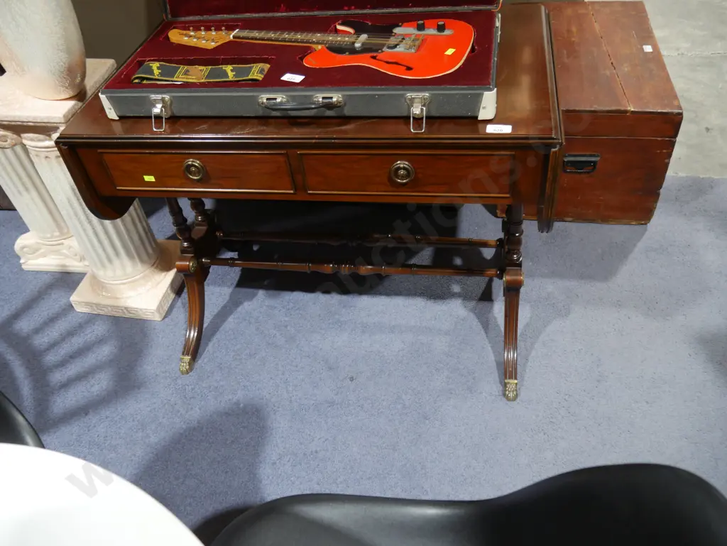 Dropside occasional table Image 1++