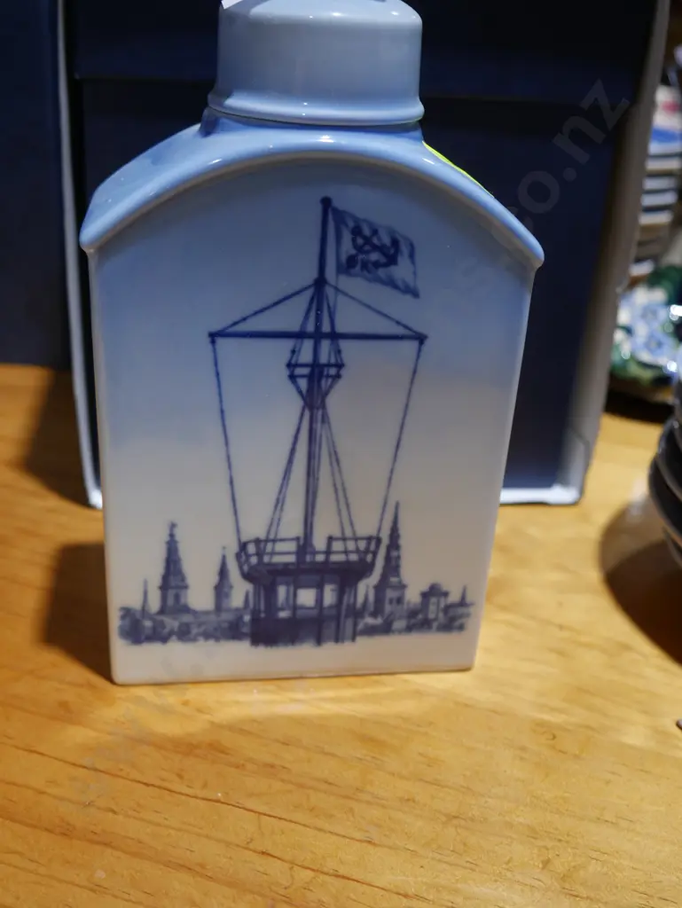 Royal Copenhagen decanter Image 1++