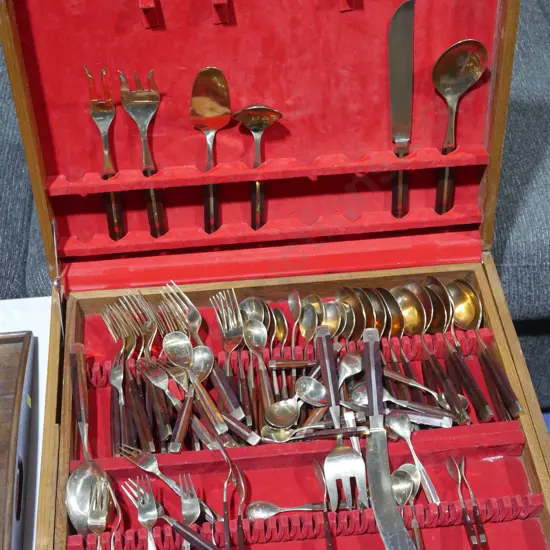 Cased cutlery set