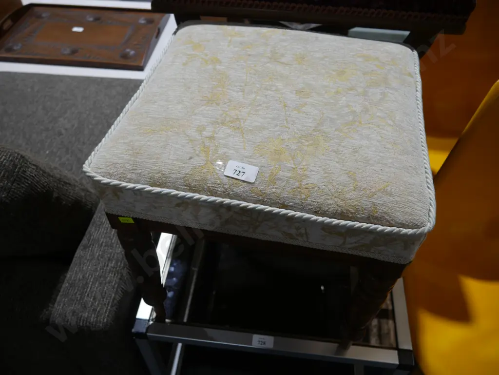 Square stool Image 1++