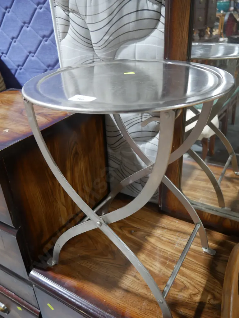 Folding metal side table Image 1++