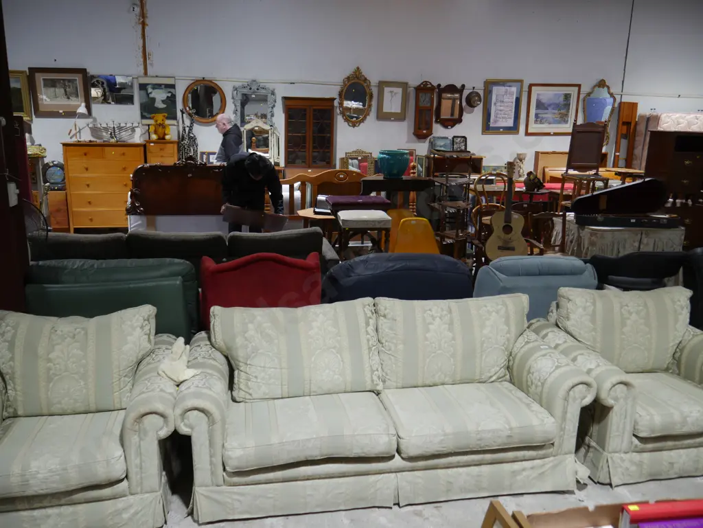 3 piece green lounge suite Image 1++