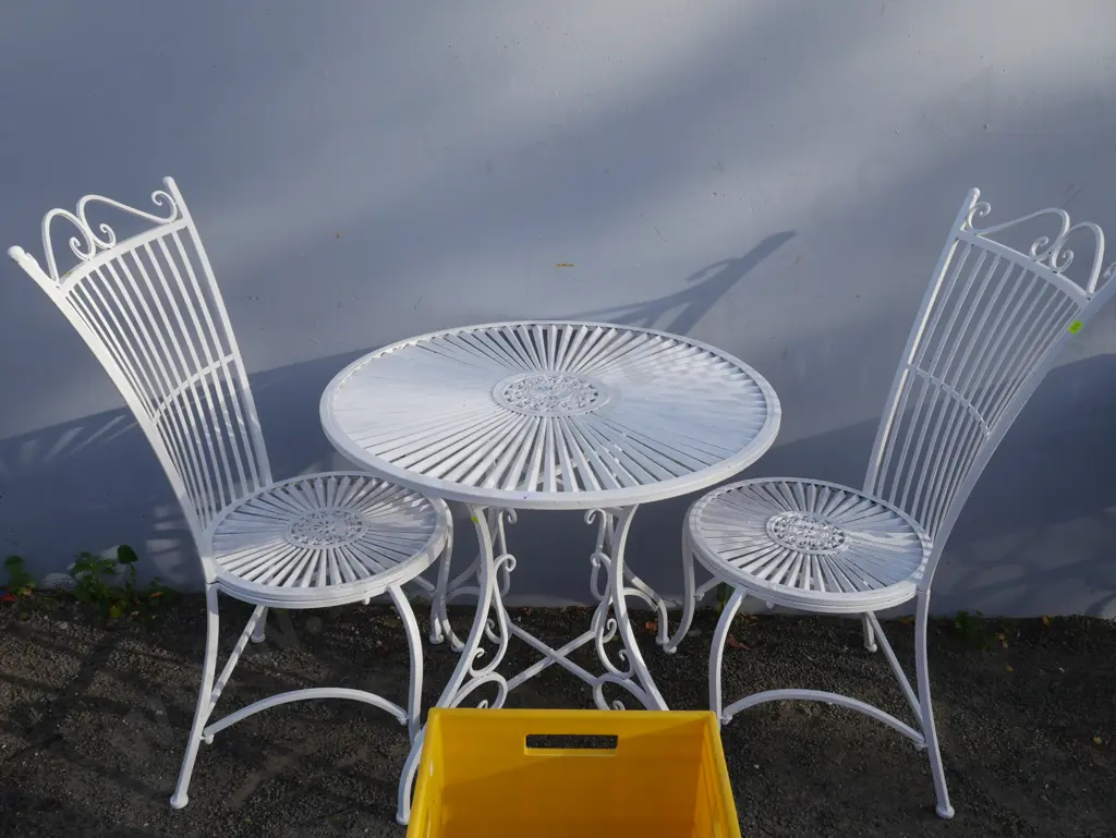 White metal table and 2 chairs Image 1++