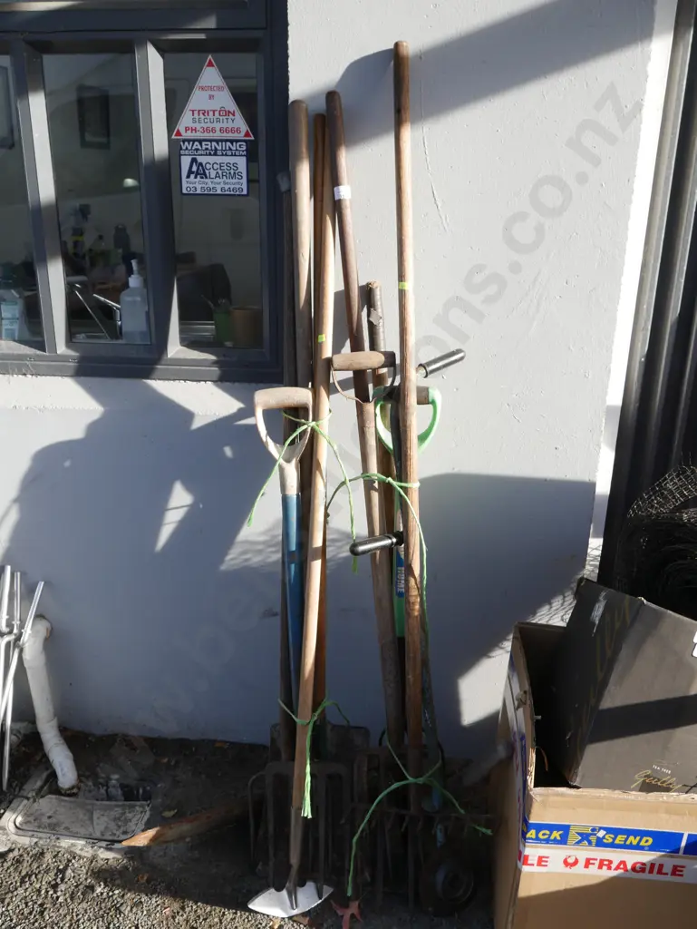 Assorted garden tools Image 1++